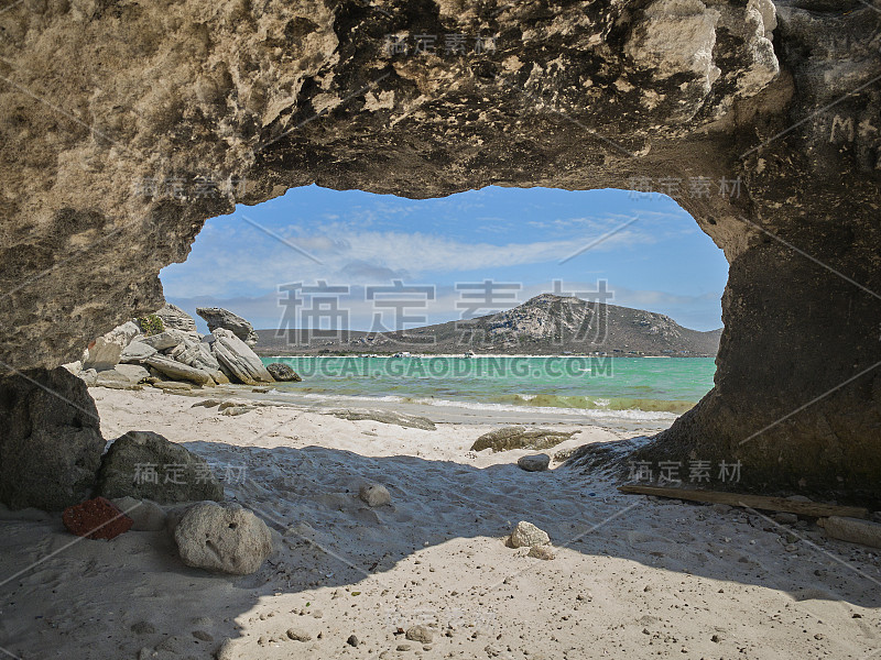 在Langebaan泻湖西岸国家公园的海滩，海岸上有岩石，海滩前有蓝色的水