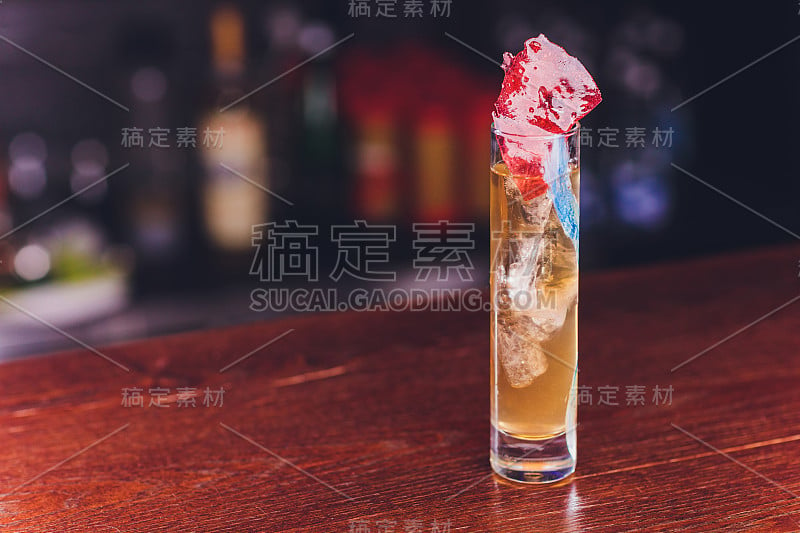 嬉皮士酒吧的手工鸡尾酒时间。