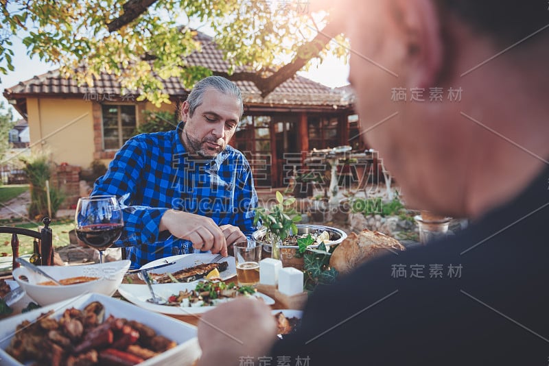 家庭用餐的户外