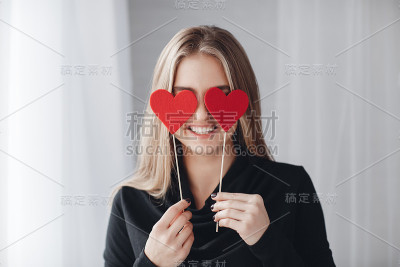美丽的女人用红心在爱情的日子里