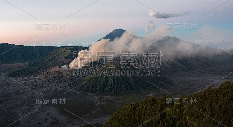 日出时的布罗莫火山