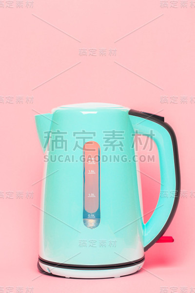 现代绿色电水壶在柔和的背景