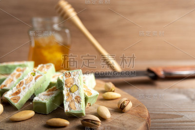 在盘子里的牛轧糖