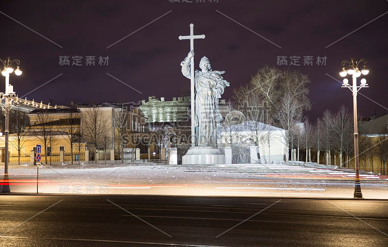 在圣诞节和新年假期的夜晚，神圣的弗拉基米尔王子纪念碑在波罗维茨卡亚广场附近的克里姆林宫，俄罗斯