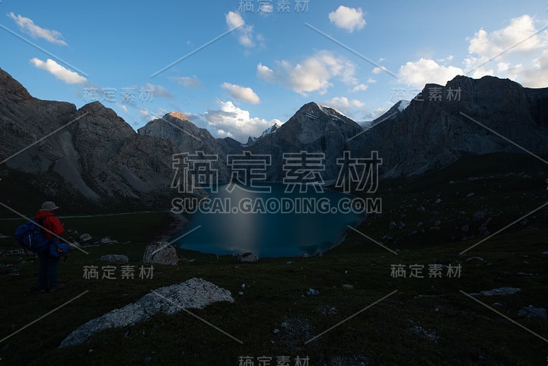 雄伟的中国雪山。令人惊叹的中国自然景观。美丽的湖景。