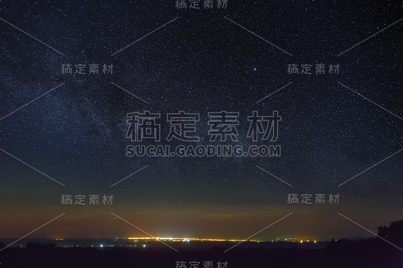 星空配着银河，城市配着灯光。