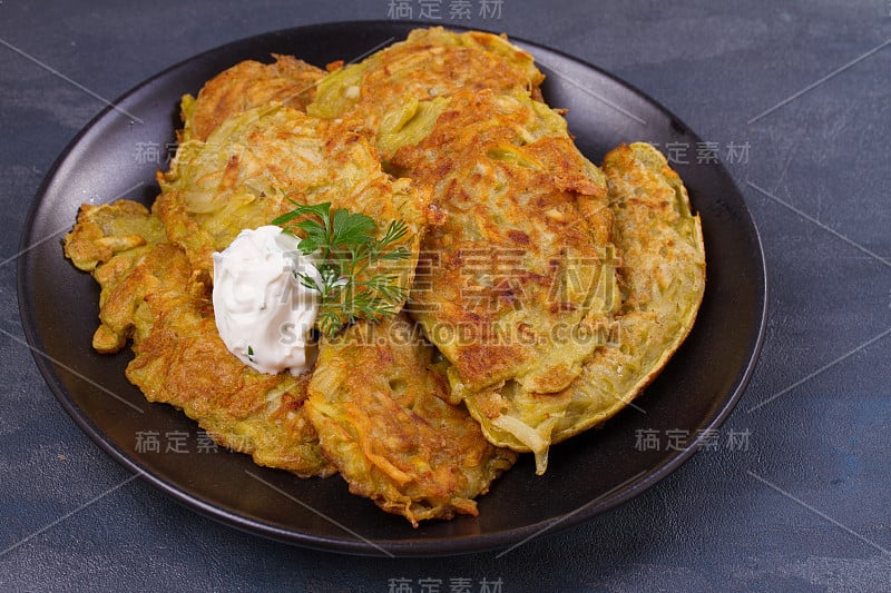 土豆煎饼。蔬菜油煎饼,马铃薯饼