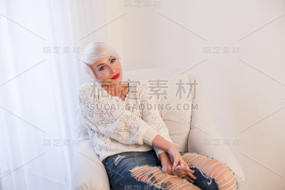 漂亮的金发短发女孩的肖像