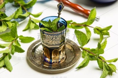 传统阿拉伯薄荷茶，白色背景