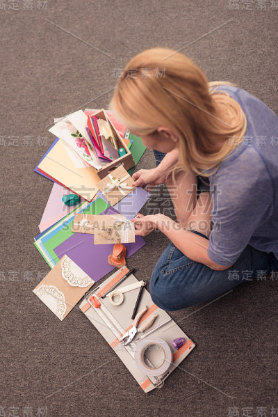 妇女在家制作纸