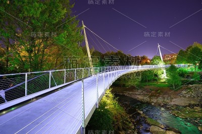 瀑布公园的夜桥