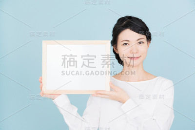 年轻女子手持白板