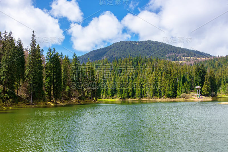 高山山林中有湖