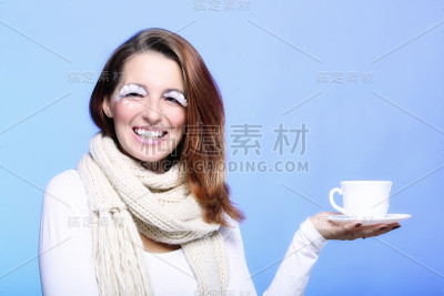 冬天化妆的女人用一杯热饮