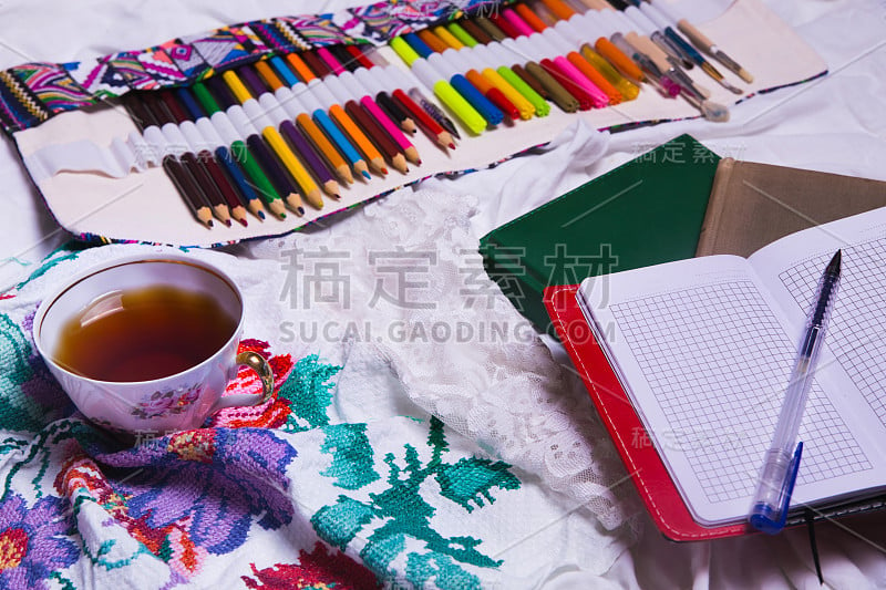 俯视图的油漆，一张白纸，一杯茶，马克笔。