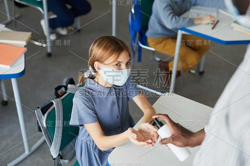 女孩在学校教室洗手