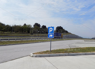 在高速公路附近停车