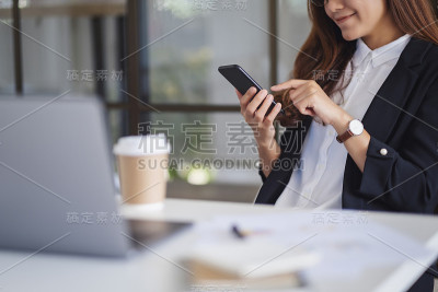 在办公室使用移动电话的女商人