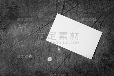 空白的名片放在旧的木地板上。