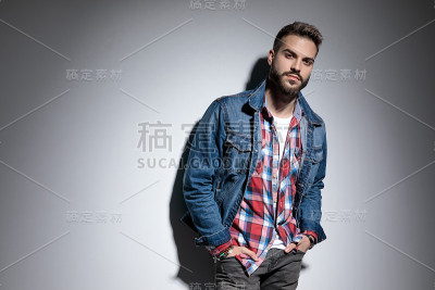 强硬的时尚模特双手插在口袋里