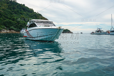 海湾中的船只。普吉岛,泰国