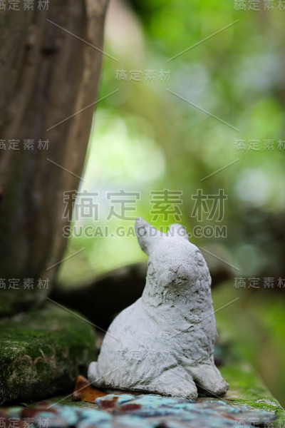 花园里有兔子雕像