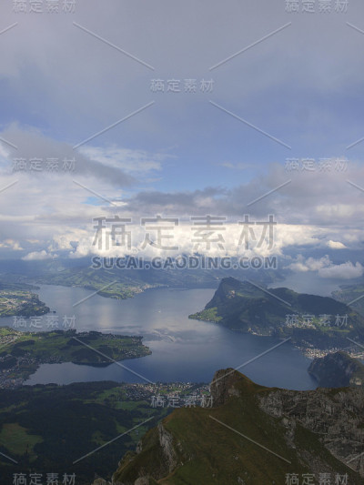 从皮拉图斯山顶，卢塞恩湖
