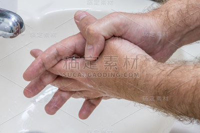 男人在洗手盆洗手特写
