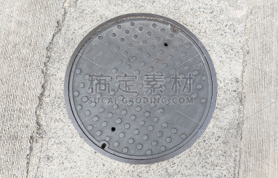锈迹斑斑的井盖
