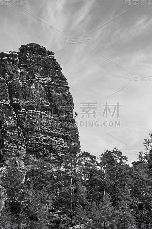 沙岩形成的火车头在德国-撒克逊瑞士与登山者在右边，垂直照片