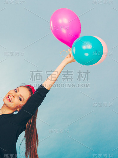 笑着玩气球的疯女孩。