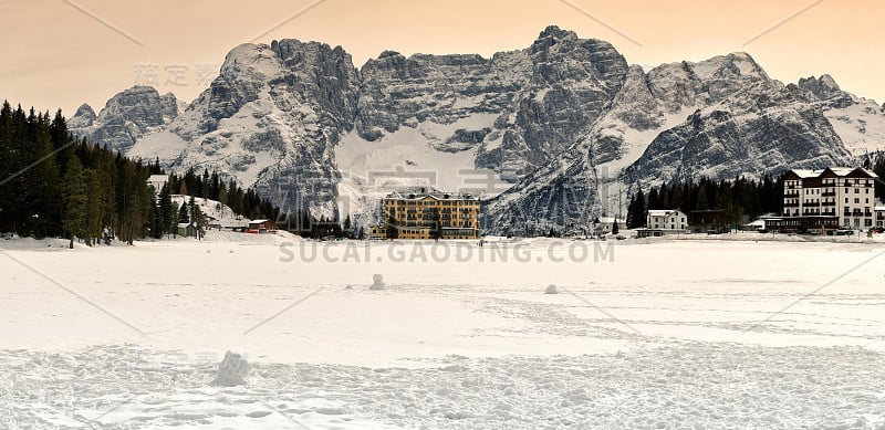 米苏里纳湖和Sorapiss集团的背景在塞斯托的Dolomites。冬季意大利。