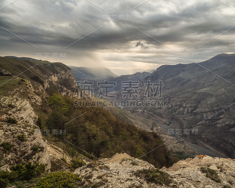 在多雨的高原上，美丽的全景景观。