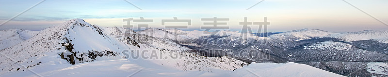 冬季从山顶到山谷。徒步登山。