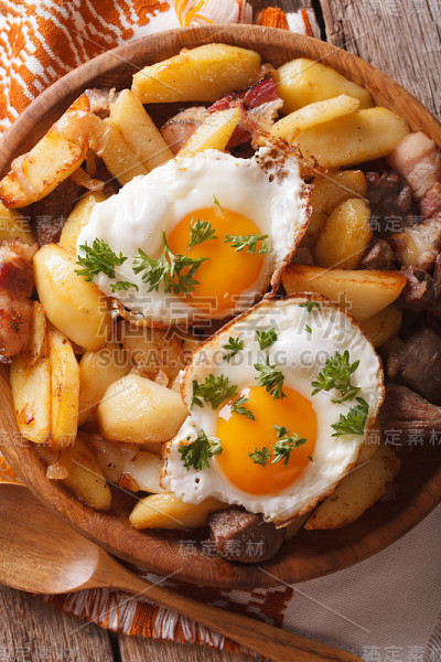 土豆炒肉，培根和鸡蛋垂直俯视图
