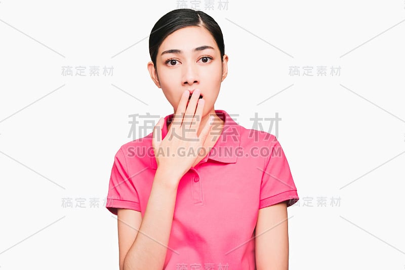 年轻聪明美丽的亚洲女人穿粉红色t恤，惊讶，优秀，震惊，思考手势符号孤立在白色背景