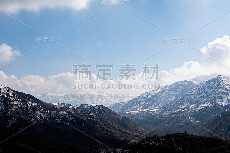 美丽的冬天——白雪覆盖了群山