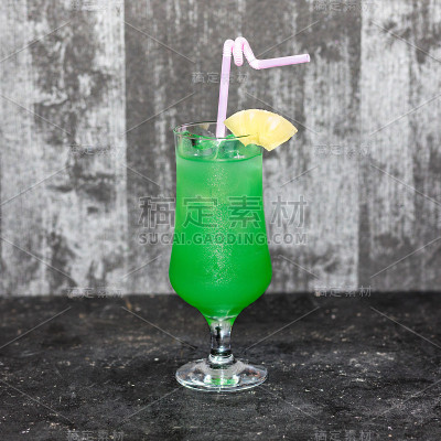绿色鸡尾酒杯