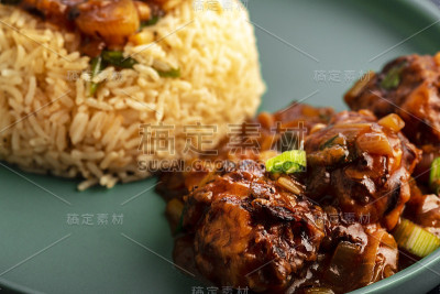 新鲜准备的素菜炒饭，盛在盘子里