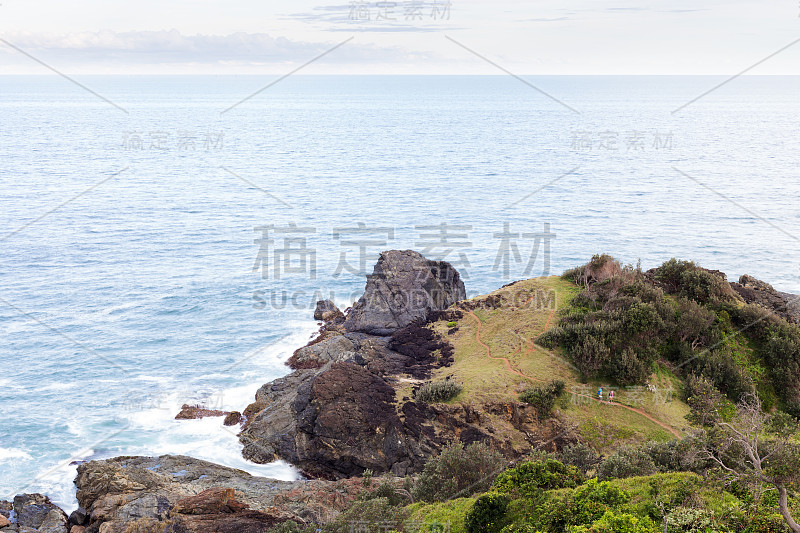 遥远的海岸线步道，徒步旅行者和太平洋地平线