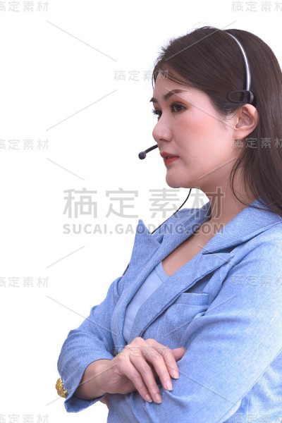 年轻女子是呼叫中心的工作人员。