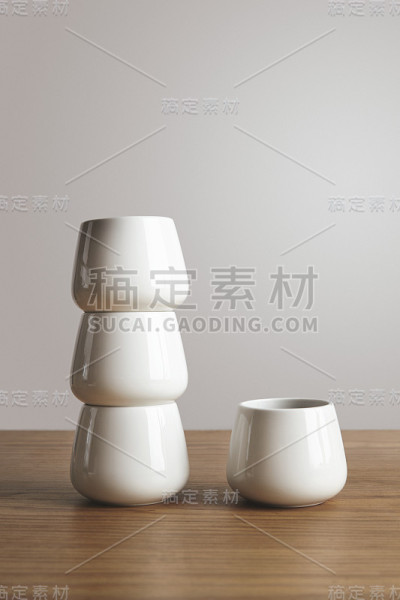 侧视图上狭窄的陶瓷咖啡杯在桌子上