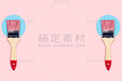 两个粉色的施工刷。