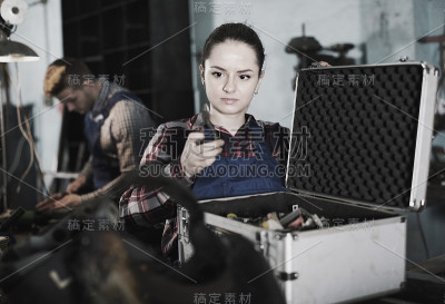 女少爷在箱子里找工具
