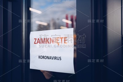 一名妇女用波兰语挂起一张印有商店关门信息的卡片
