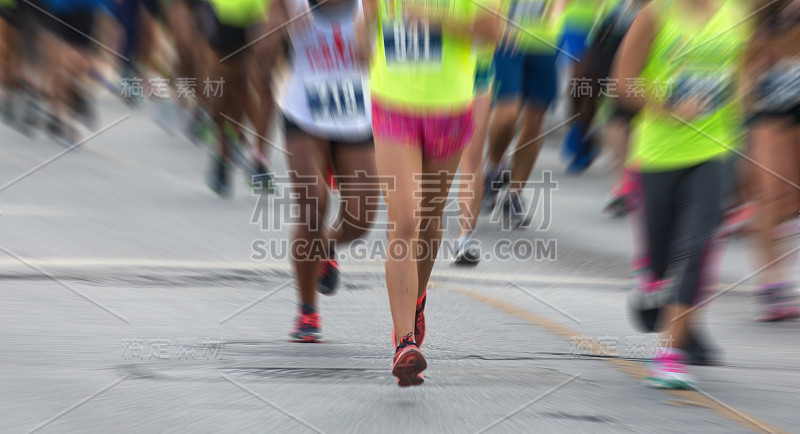 一群人在公路赛跑-与缩放效果