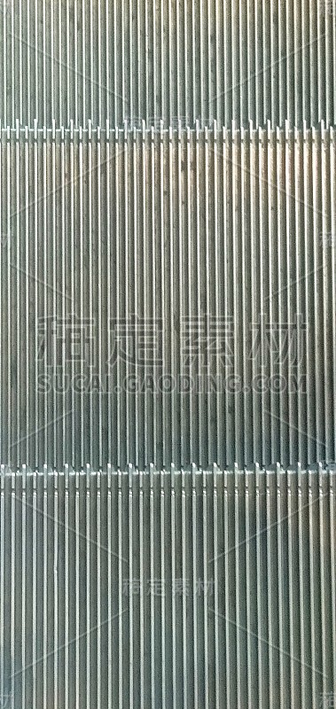 金属对金属介