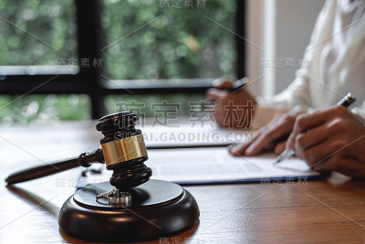 法官木槌和两枚金婚戒指，合同离婚判决书(解除或取消)婚姻，夫妻在离婚过程中签署离婚合同