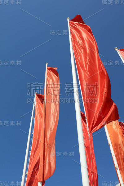 红旗迎风飘扬