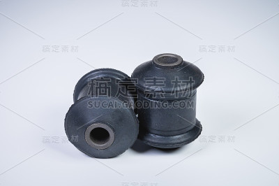 经典无声挡汽车悬架套件一对在灰色背景上。带金属衬套的橡胶零件